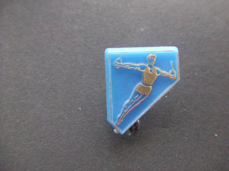 Turnen aan de ringen gymnasiek blauw